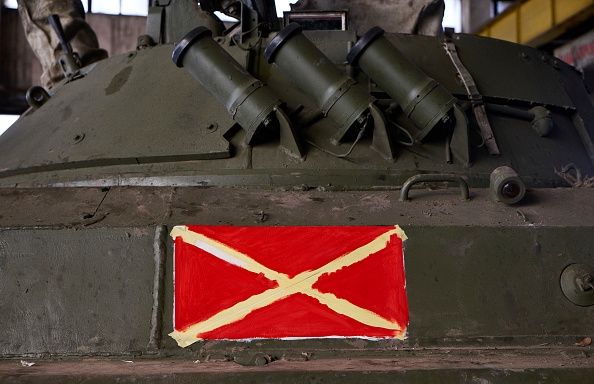 Les rebelles pro-russes continuent à réparer des véhicules militaires ukrainiens saisis Les rebelles pro-russes continuent à réparer des véhicules militaires ukrainiens saisis