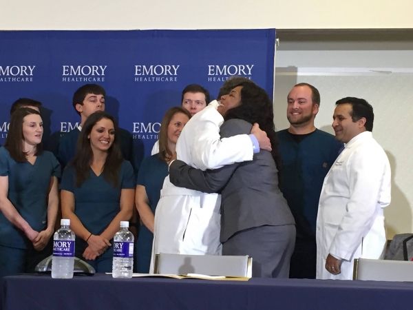 Câlins Ambre Vinson et merci de tous les travailleurs de la santé Emory qui l'a aidée à se remettre de virus Ebola.