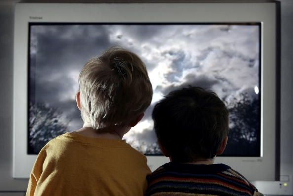Enfants Regarder la télévision à la maison