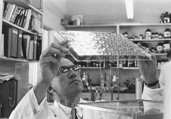 Dr Jonas Salk, le pionnier de vaccins contre la polio, a mené des essais cliniques qui ont contribué presque totalement disparaître une maladie mortelle. Dr Jonas Salk, le pionnier de vaccins contre la polio, a mené des essais cliniques qui ont contribué presque totalement disparaître une maladie mortelle.