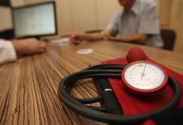 Une grande étude de la pression artérielle est terminée tôt, car il a constaté que l'hypertension artérielle doit être traitée de façon plus agressive.