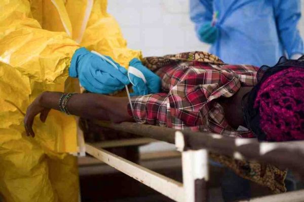 Si les modèles de maladies actuelles se poursuivent, il pourrait y avoir plus de 10.000 nouveaux cas d'Ebola découlant chaque semaine par Décembre. Si les modèles de maladies actuelles se poursuivent, il pourrait y avoir plus de 10.000 nouveaux cas d'Ebola découlant chaque semaine par Décembre.