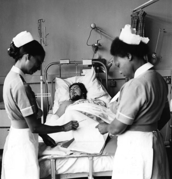 Les infirmières sont l'une des nombreuses façons dont les femmes contribuent aux soins de santé, mais la plupart de leurs cotisations ne sont pas payées et sont sous-évaluées. Les infirmières sont l'une des nombreuses façons dont les femmes contribuent aux soins de santé, mais la plupart de leurs cotisations ne sont pas payées et sont sous-évaluées.