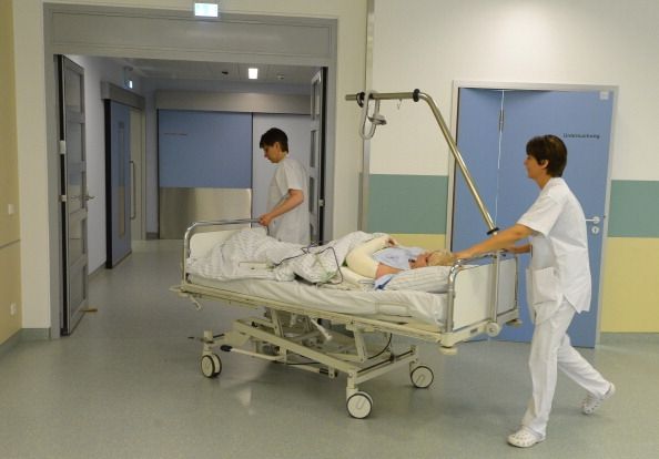Les infirmières se déplaçant un patient et lit à travers un hôpital. Une étude des infirmières trouvé une association entre de longues heures de travail et de la difficulté à devenir enceinte.