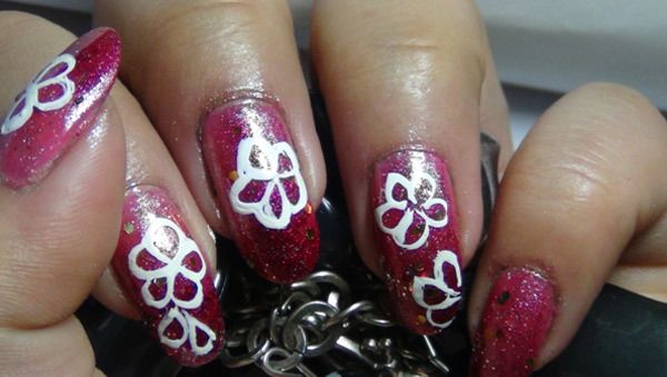 main ongles peints moderne de quatre