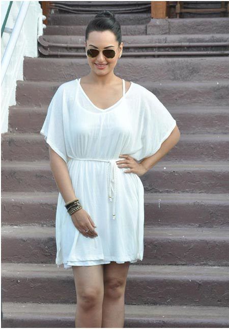 Sonakshi Sinha en robe blanche