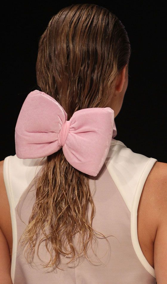 Cheveux humides avec Bow Barrette