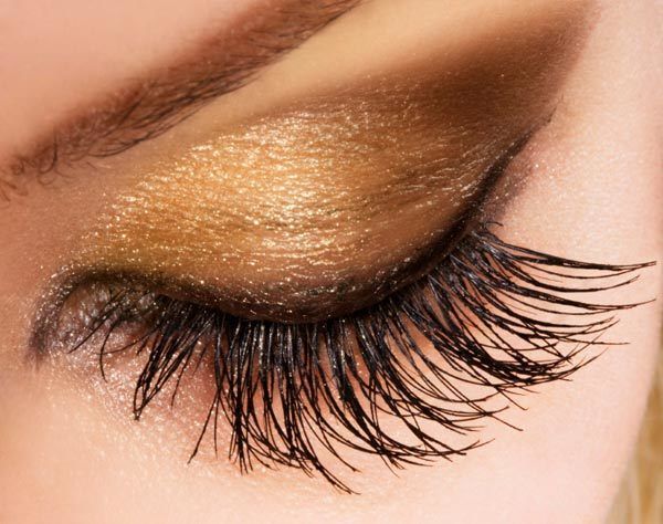 le maquillage des yeux pour les yeux bruns