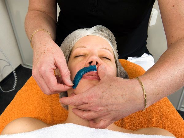 épilation à la cire pour l'épilation du visage