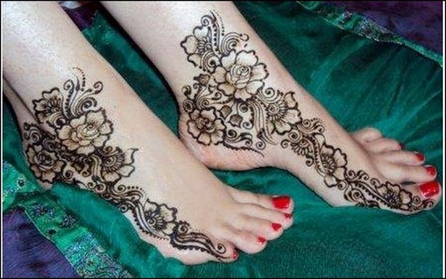 Le henné sur les côtés des jambes