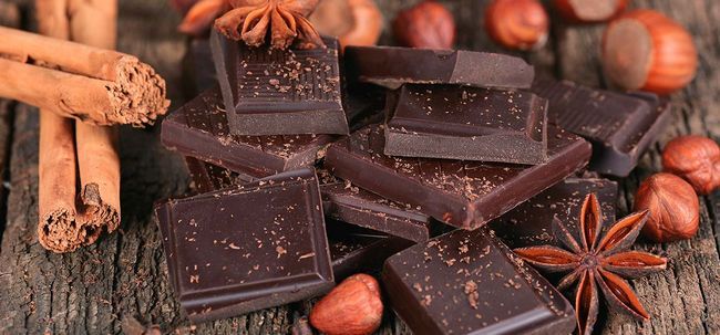 19 avantages étonnants de chocolat noir pour la peau, des cheveux et santé