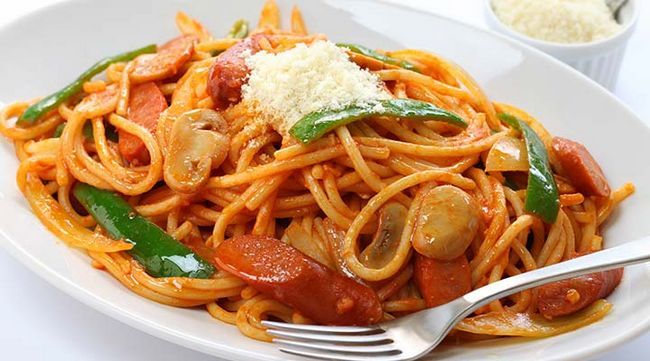 Spaghetti avec des saucisses et poivrons