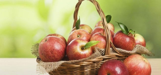 28 avantages étonnants de pommes pour la peau, des cheveux et santé