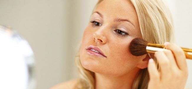 3 astuces de maquillage simple pour cacher la peau eczéma touchés