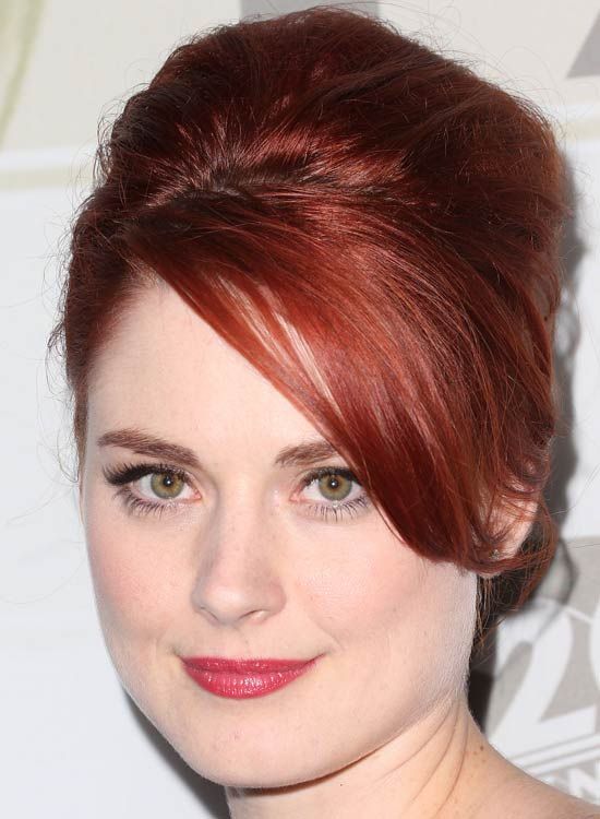 Auburn-Blonde-Bouffant-avec-Striking-Side-Sweep