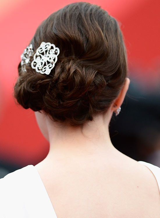 Low-fleuri-Updo-avec-texturé Waves-et-Broche