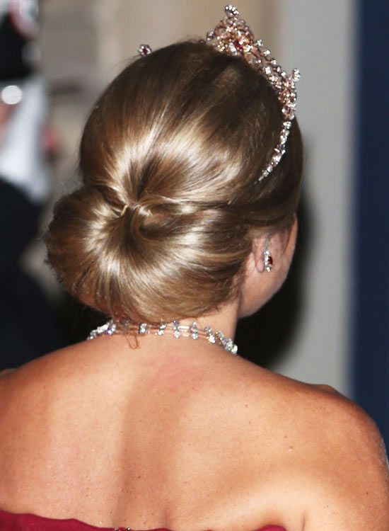 Smooth-Low-semi-circulaire-Bun-Updo-avec-Puffy-Haut