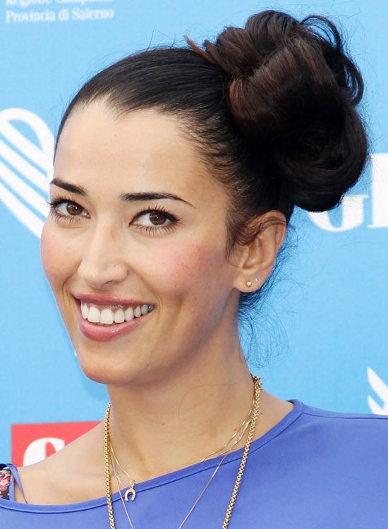 Haute-Fluffy-Side-Updo-avec-Multiple-Folds