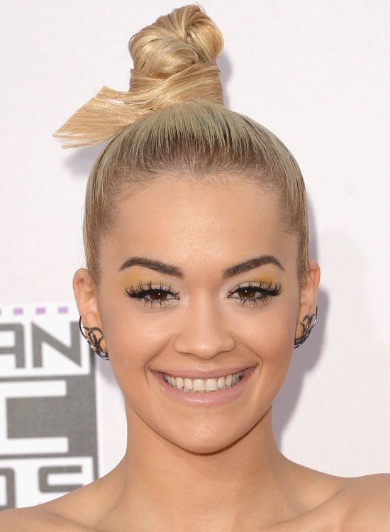 Haute-Topknot-Updo-avec-texturé-cheveux-Wrap