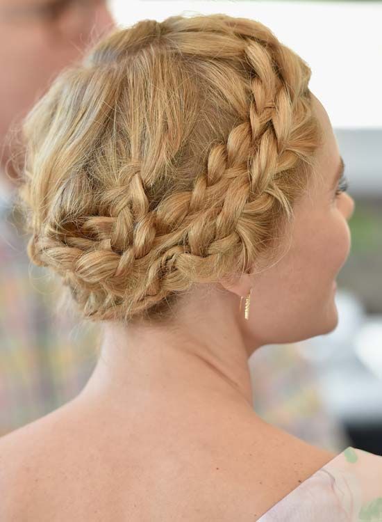 Sale-Blonde-cheveux-avec-double tressé enveloppante