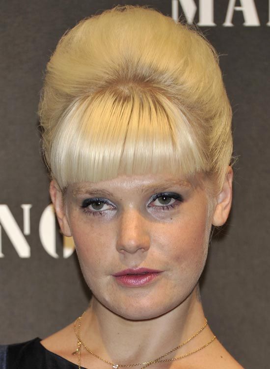 Blonde-Ruche Updo-avec-Heavy-Franges