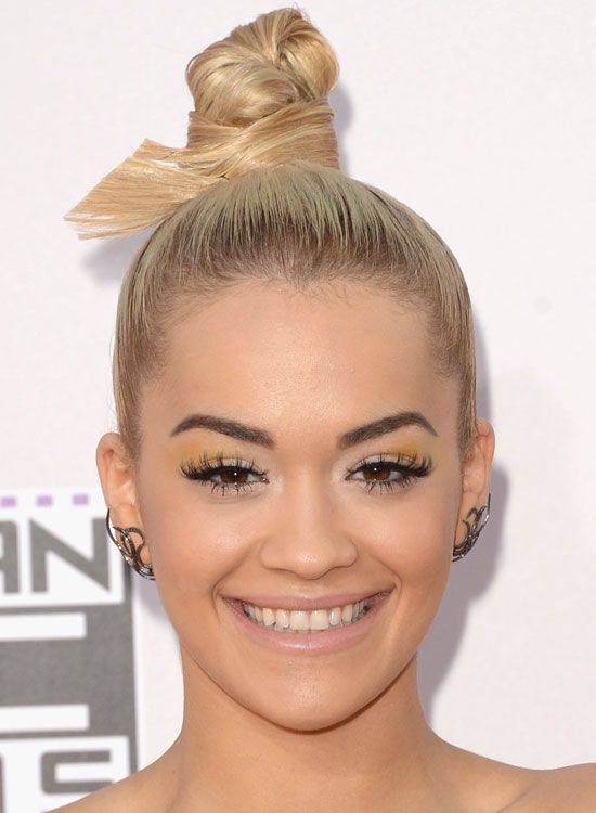 Cheveux-Wrapped-Topknot-Bun-avec-texturés-Ends
