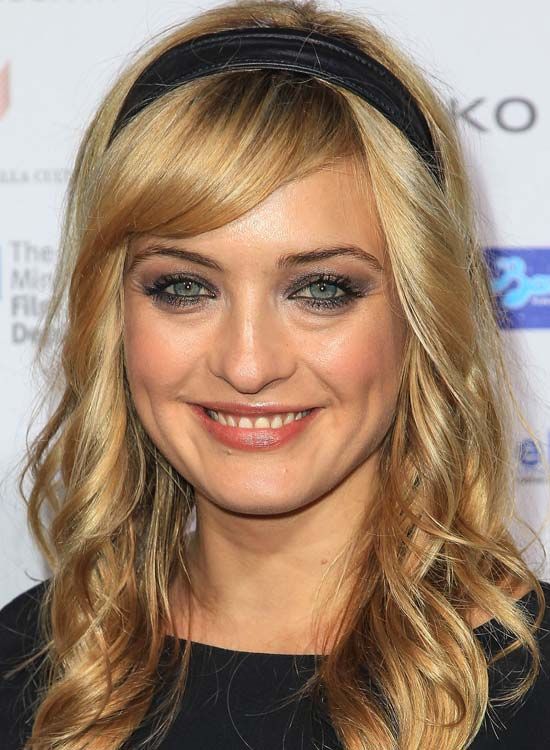 Soft-Curls-avec-côté balayé-Bang-et-Bandeau