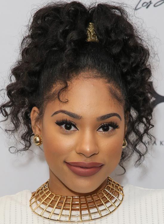 Haute-Layered-Curly-Queue-en-accessoire