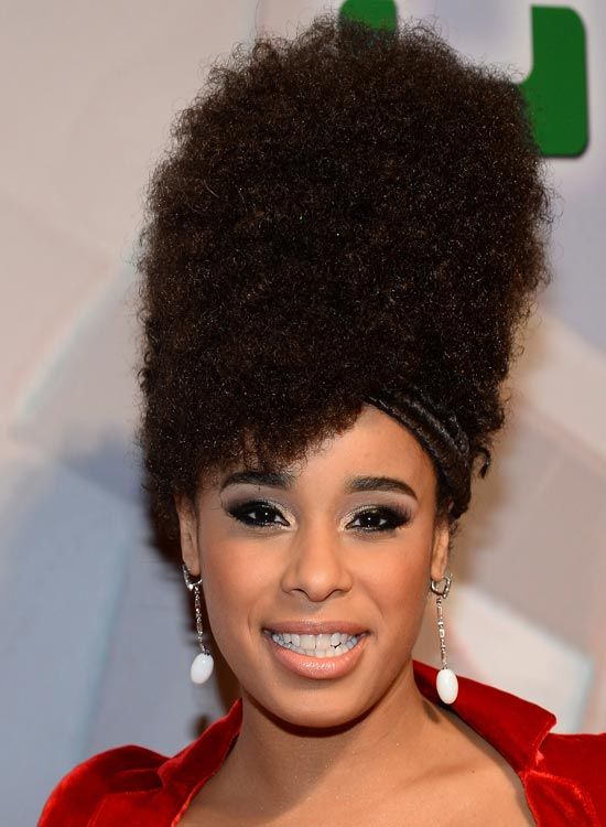 Super-Haute-Curly-Beehive-avec-Bandana