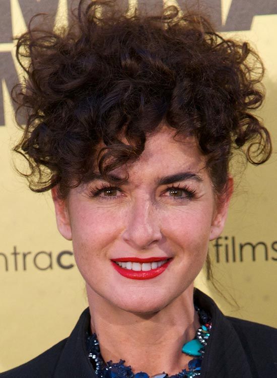 À très court-cheveux-avec-Sale-crépus-Curls