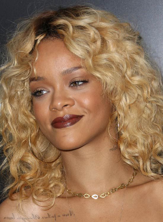 Layered-blonde-Waves-avec-Dark-Roots