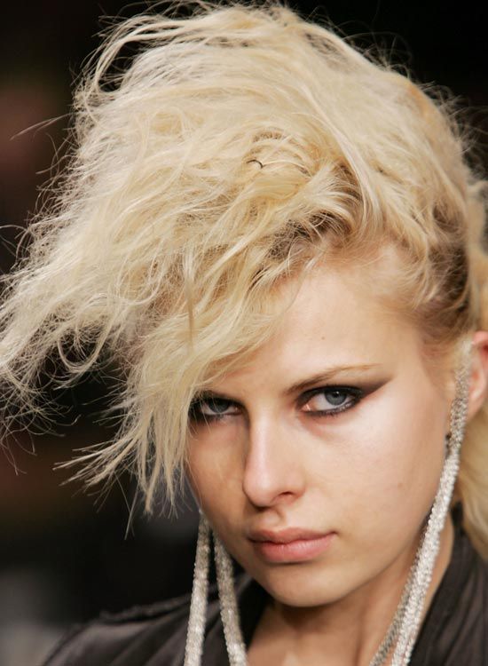Dark-Rooted-blonde-Waves laminés-to-One-Side