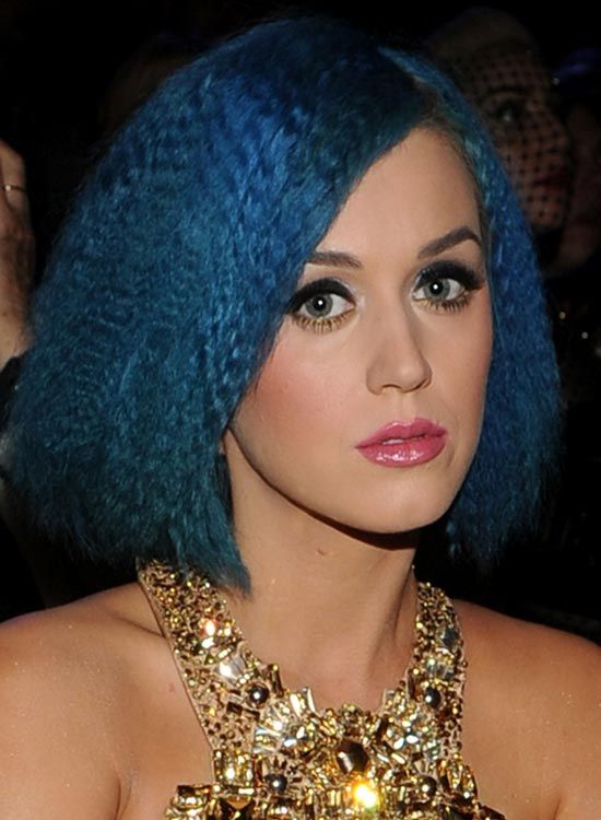 Side-Parted-Cobalt-bleu-Bob-avec-frisottis
