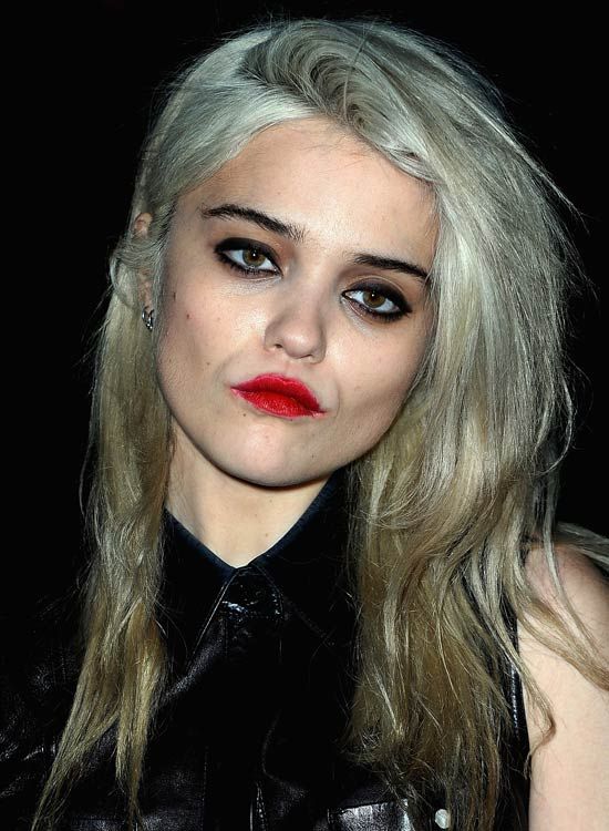 Layered-cheveux-avec-Frizzy-Ends-Rolled-To-One-Side