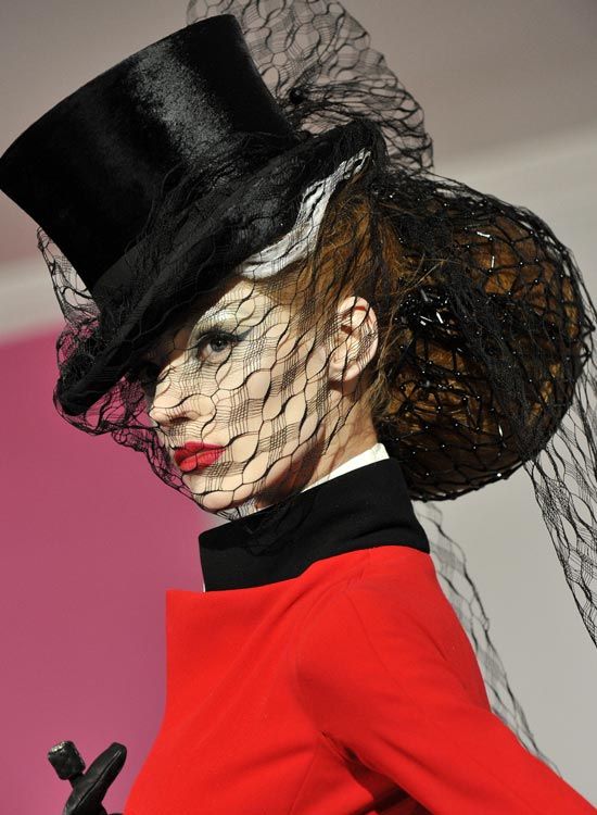 Huge-Low-Bun-à-Long-Veiled-Hat