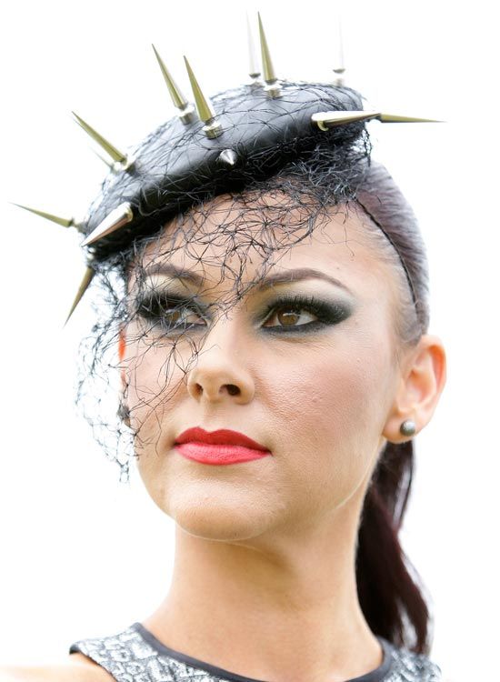 Haut-de-cheval-avec-Bizarre-Spiky-Veil