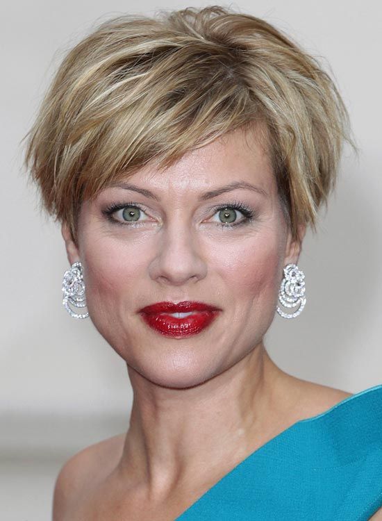 Stacked-Wispy-Bob-avec-Faits saillants-et-Layered-Side-Sweep