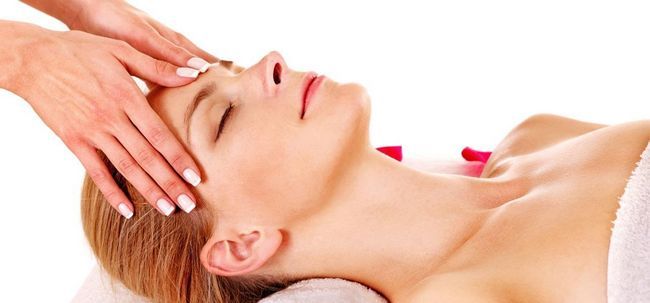 7 étapes simples à faire un massage du visage à la maison