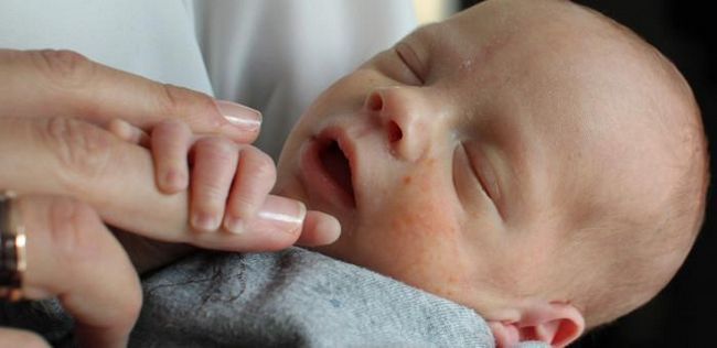 Un nouvel espoir pour les parents sans enfants -Premier bébé ventre-greffe bornIn Suède