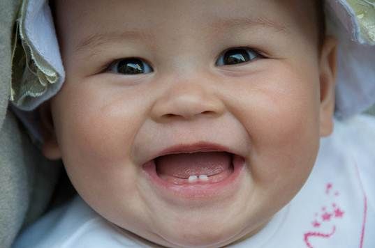 À quel âge bébé va commencer à obtenir des dents Quels seraient le comportement de l'enfant tout en obtenant dents
