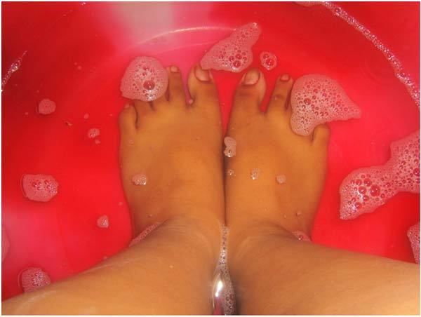 pieds trempant dans l'eau chaude