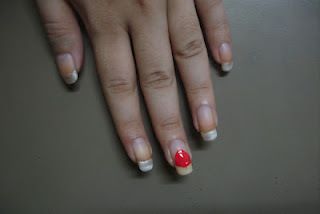 Extensions d'ongles avec la couleur rouge