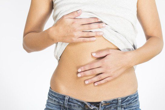 Femme avec les douleurs menstruelles