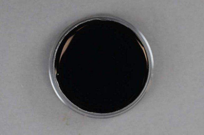 Homemade pâte noire Saadu bottu pour une utilisation sur les enfants nés de nouveau visage de bébé