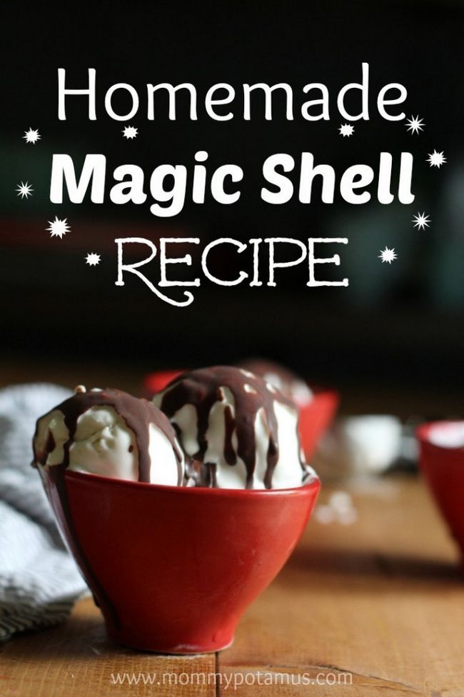 Homemade magique Shell avec seulement trois ingrédients: l'huile de noix de coco, le cacao / poudre de cacao et de miel ou de sirop d'érable