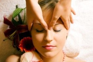 Avantages de massage indien de la tête