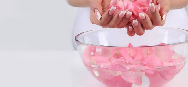 Comment Rose eau peut aider à traiter l'acné