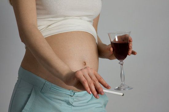 Comment fumer et boire pendant la grossesse affecte le bébé dans le ventre et la mère?