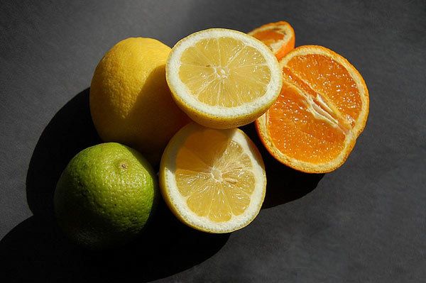Citron ou d'orange pour contrôler Ness d'huile