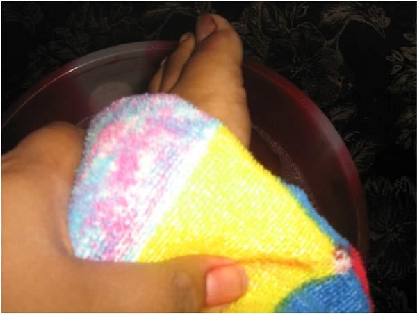 Caresser les pieds secs avec une serviette